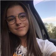 Étudiante donne cours de maths pour collégiens/lycéens